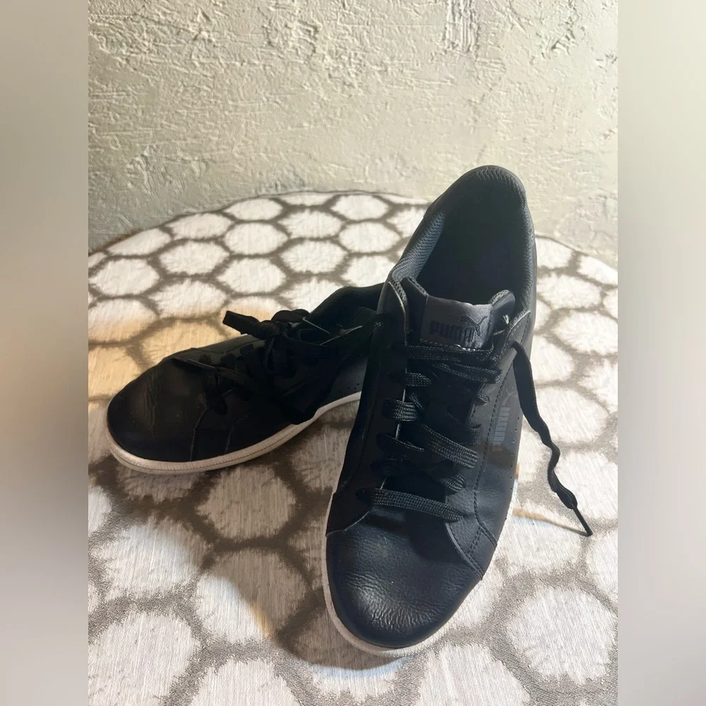 Puma Black Sneakers, classic women’s everyday sneaker. Pre-worn 2 times, great!